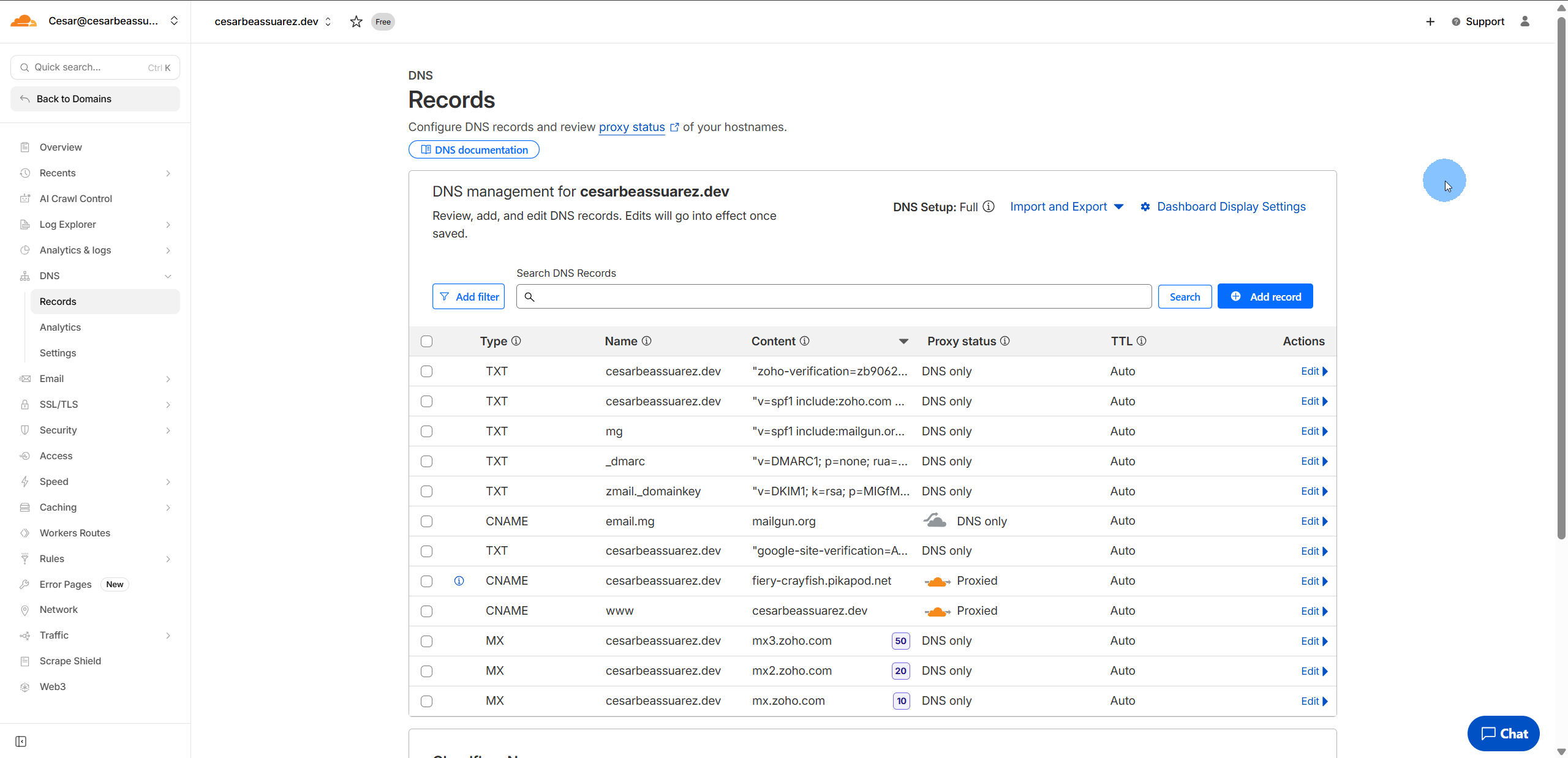 Panel de Cloudflare mostrando registros DNS del dominio cesarbeassuarez.dev