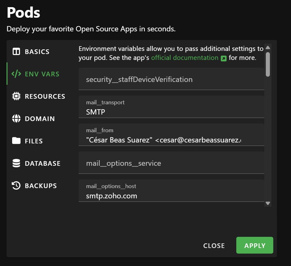 Variables de entorno en PikaPods para configurar correo SMTP con Zoho
