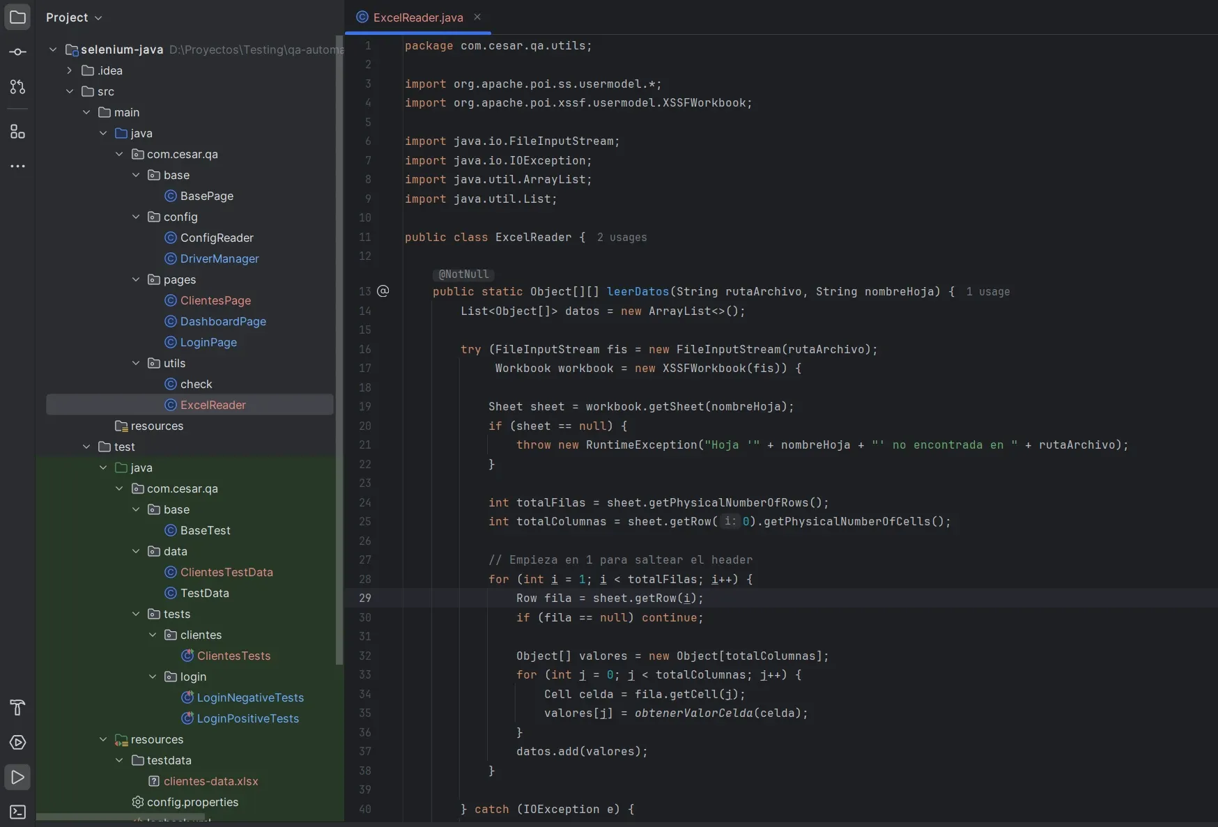 Código de ExcelReader.java en IntelliJ mostrando el método leerDatos que usa Apache POI para leer archivos xlsx, con FileInputStream, XSSFWorkbook y recorrido de filas y columnas