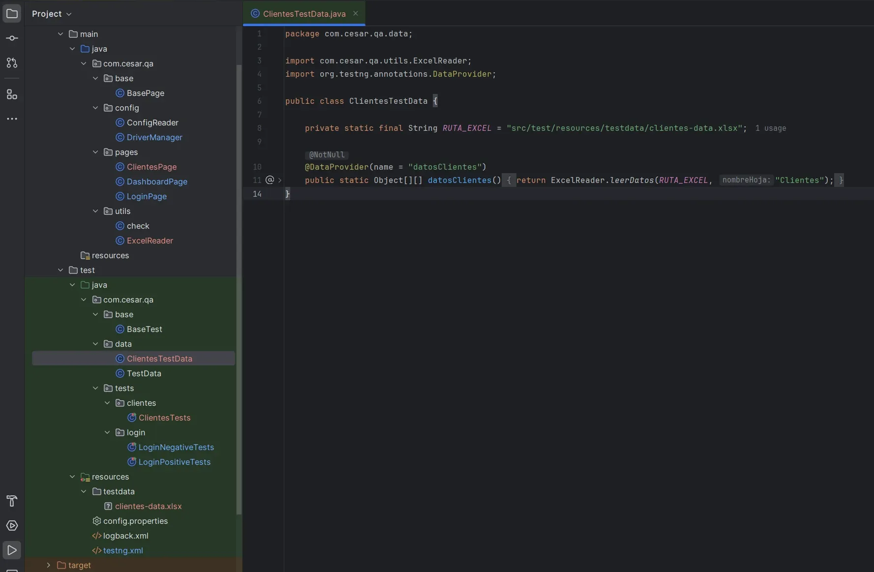 Código de ClientesTestData.java en IntelliJ mostrando el DataProvider datosClientes que llama a ExcelReader.leerDatos con la ruta al archivo clientes-data.xlsx y la hoja Clientes