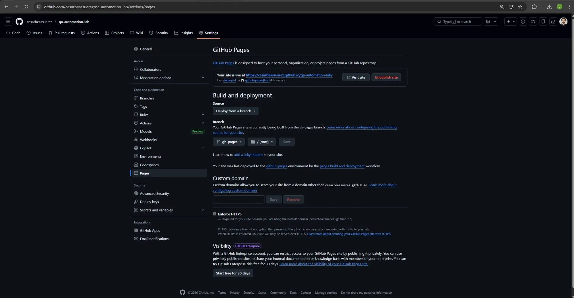 Configuración de GitHub Pages en Settings del repositorio con branch gh-pages seleccionada, carpeta root, URL pública activa y HTTPS habilitado